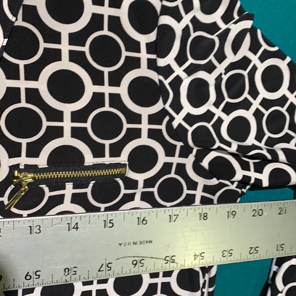 👱‍♀️any3/$10👱‍♀️Black & White collared zip shirt geometric pattern szM - Picture 4 of 6
